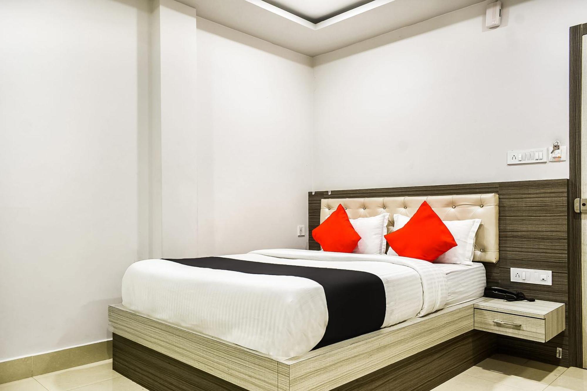 Capital O Jai Adisson Hotel Cuttack Exterior foto