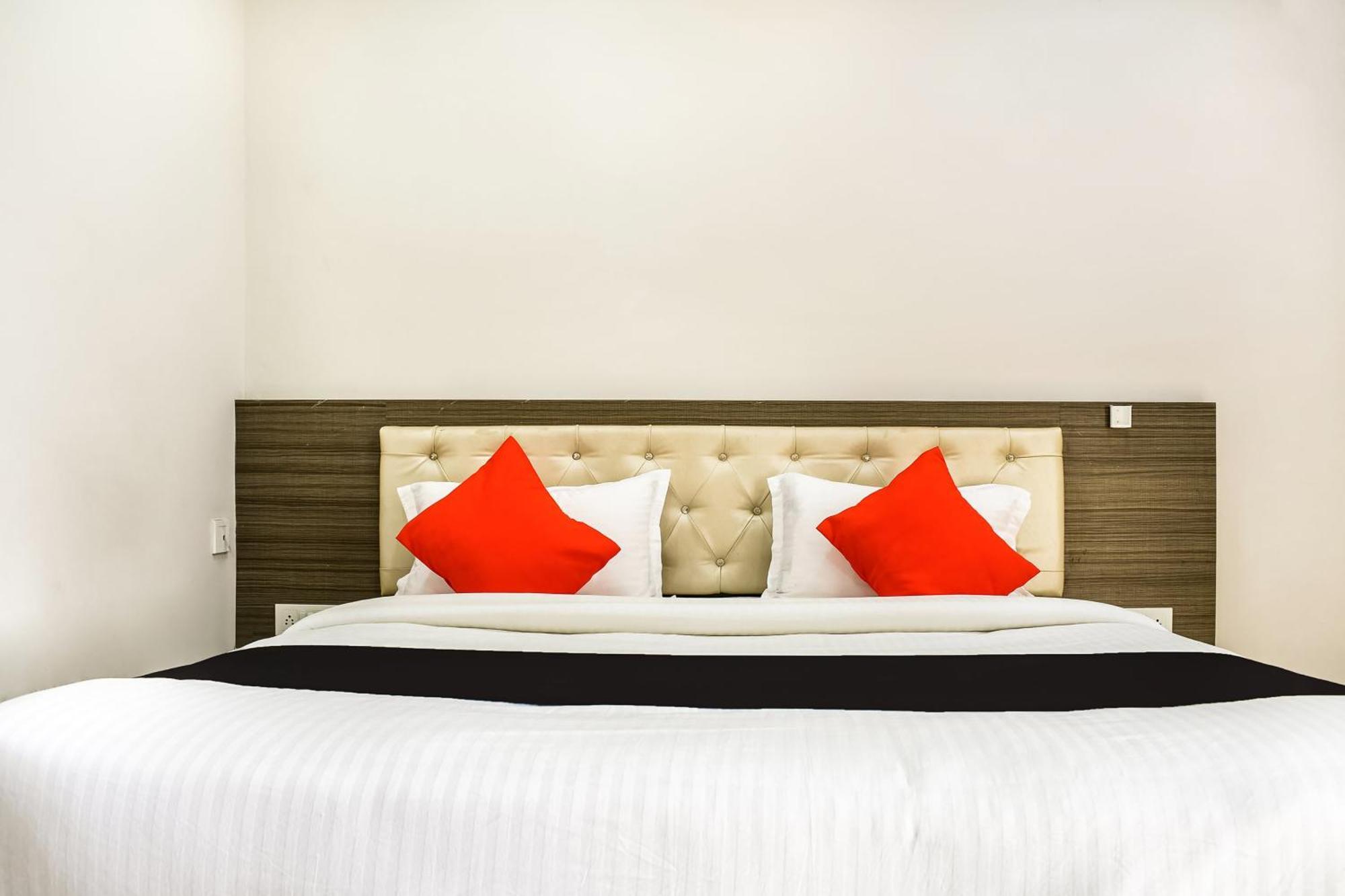 Capital O Jai Adisson Hotel Cuttack Exterior foto