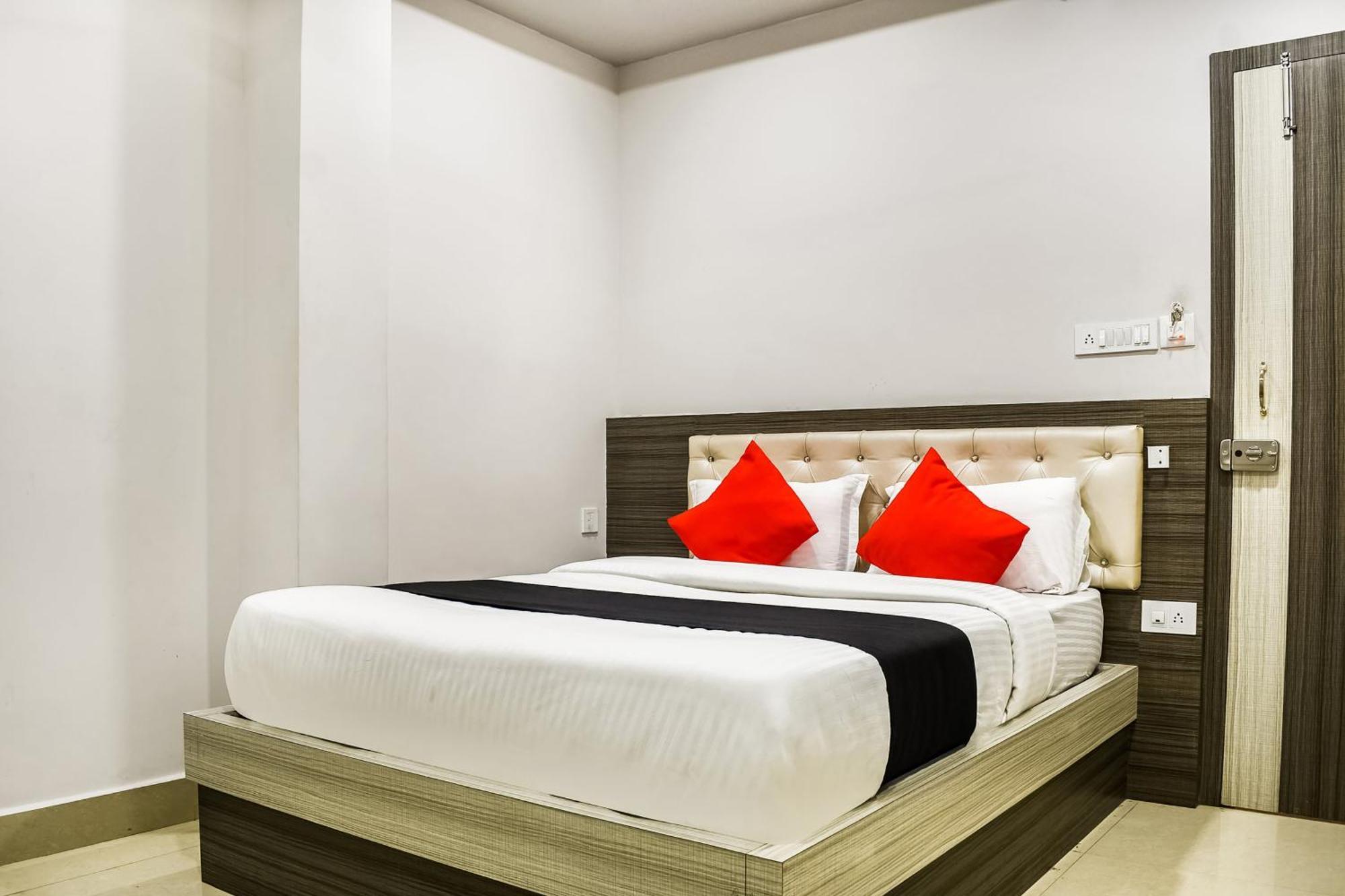 Capital O Jai Adisson Hotel Cuttack Exterior foto
