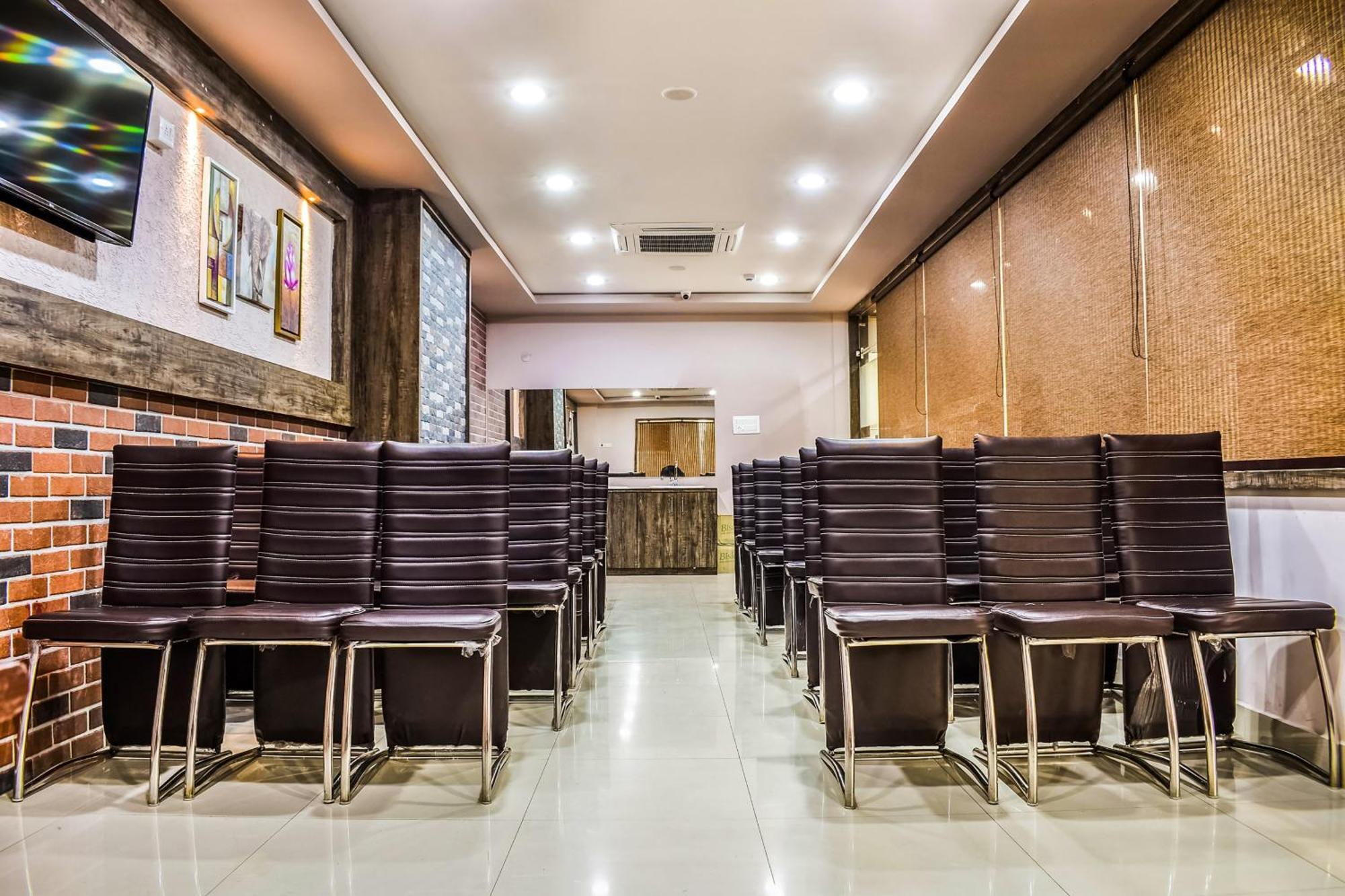Capital O Jai Adisson Hotel Cuttack Exterior foto