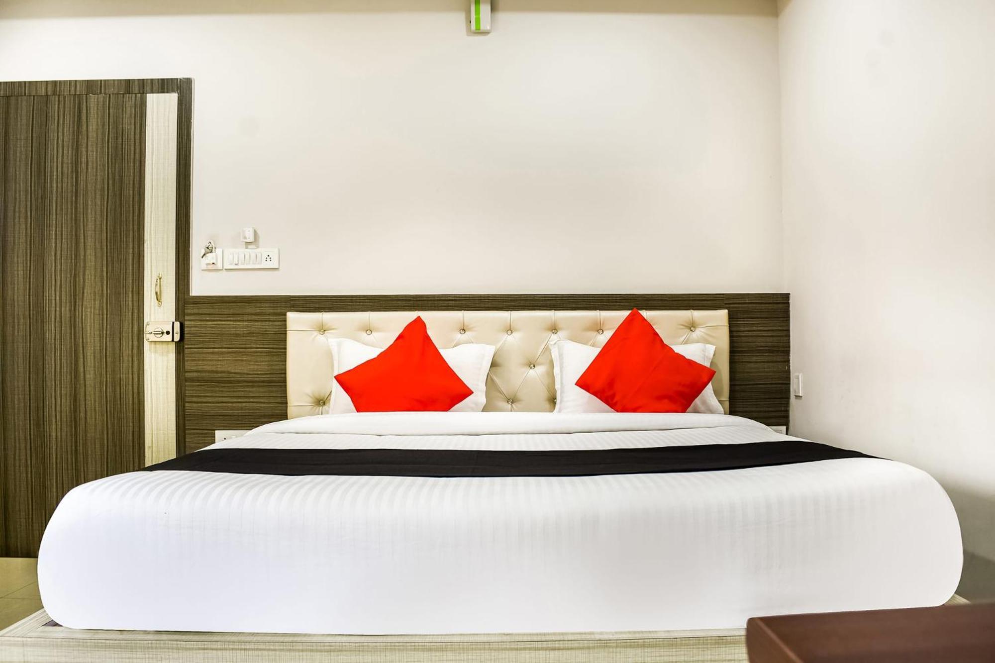 Capital O Jai Adisson Hotel Cuttack Exterior foto