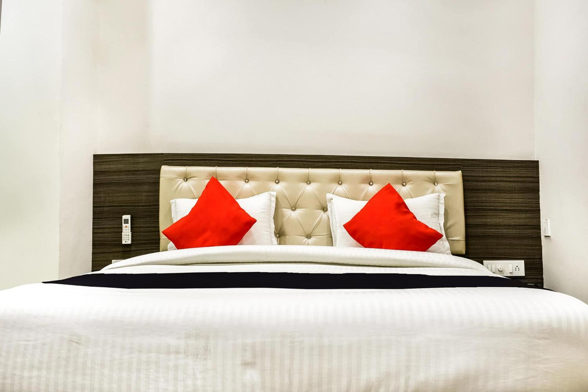 Capital O Jai Adisson Hotel Cuttack Exterior foto