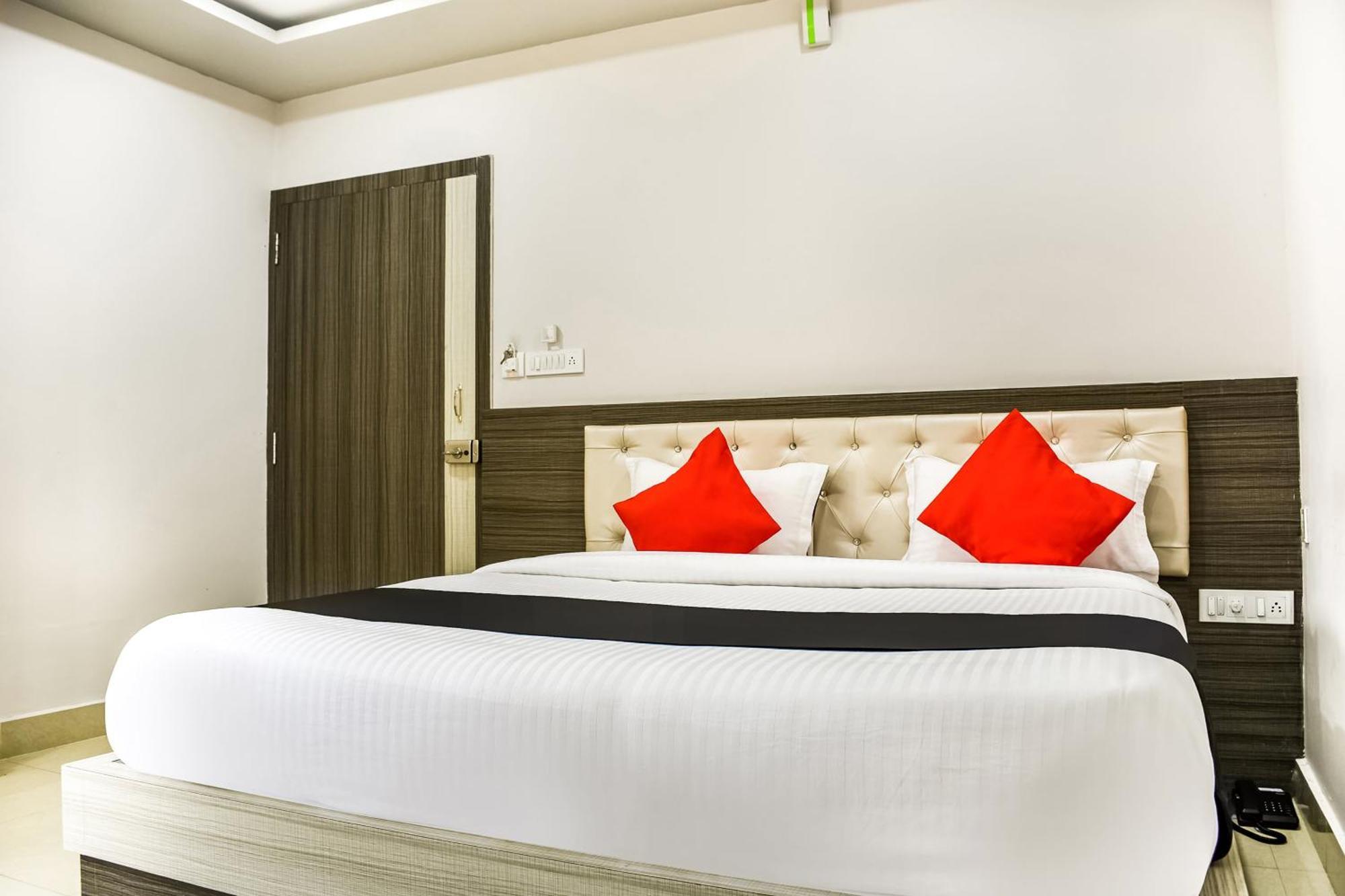 Capital O Jai Adisson Hotel Cuttack Exterior foto