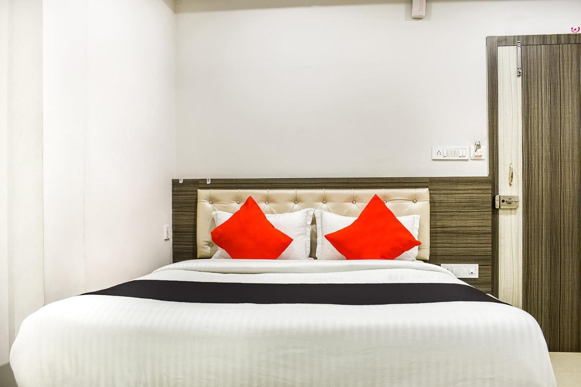 Capital O Jai Adisson Hotel Cuttack Exterior foto