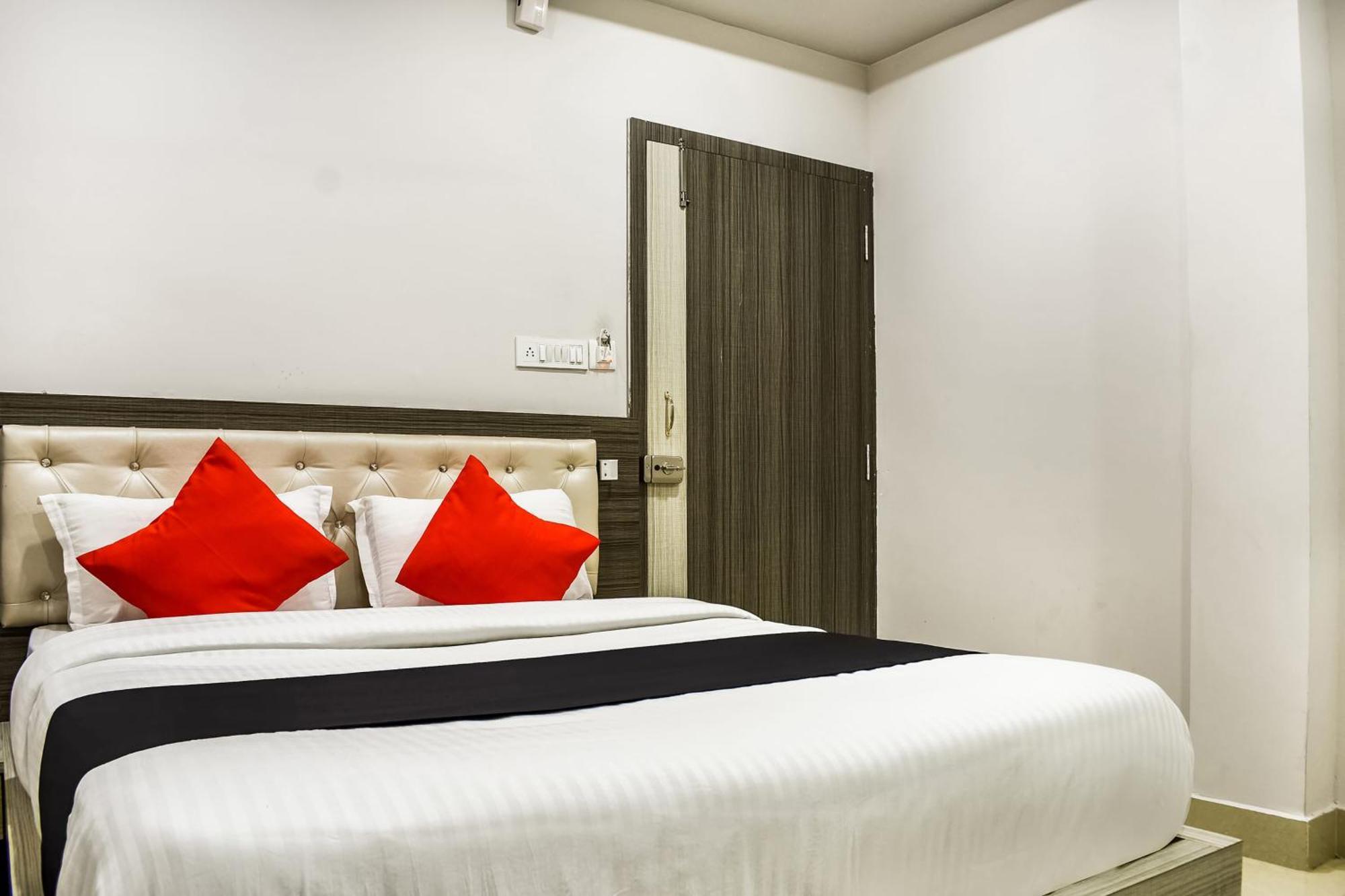 Capital O Jai Adisson Hotel Cuttack Exterior foto