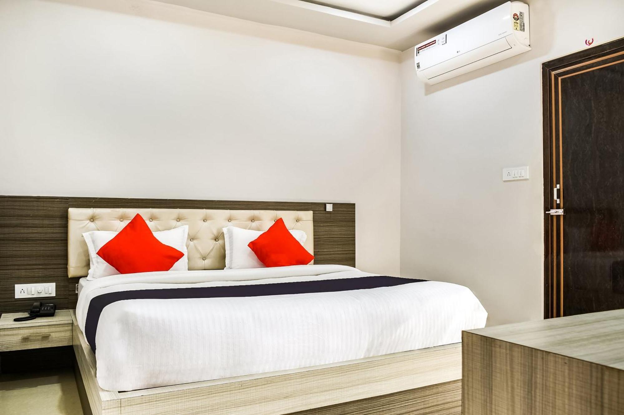 Capital O Jai Adisson Hotel Cuttack Exterior foto